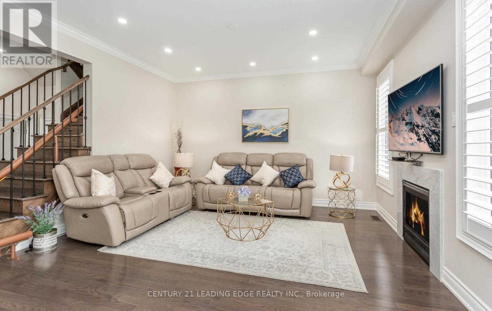 7 Vetch Street, Brampton, Ontario  L6Y 0E3 - Photo 2 - W12527950