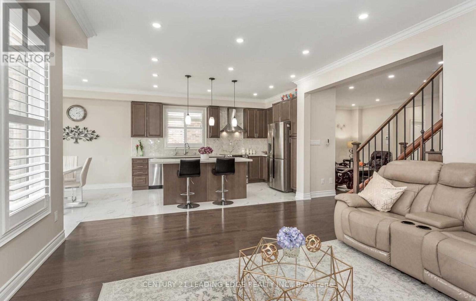 7 Vetch Street, Brampton, Ontario  L6Y 0E3 - Photo 4 - W12527950