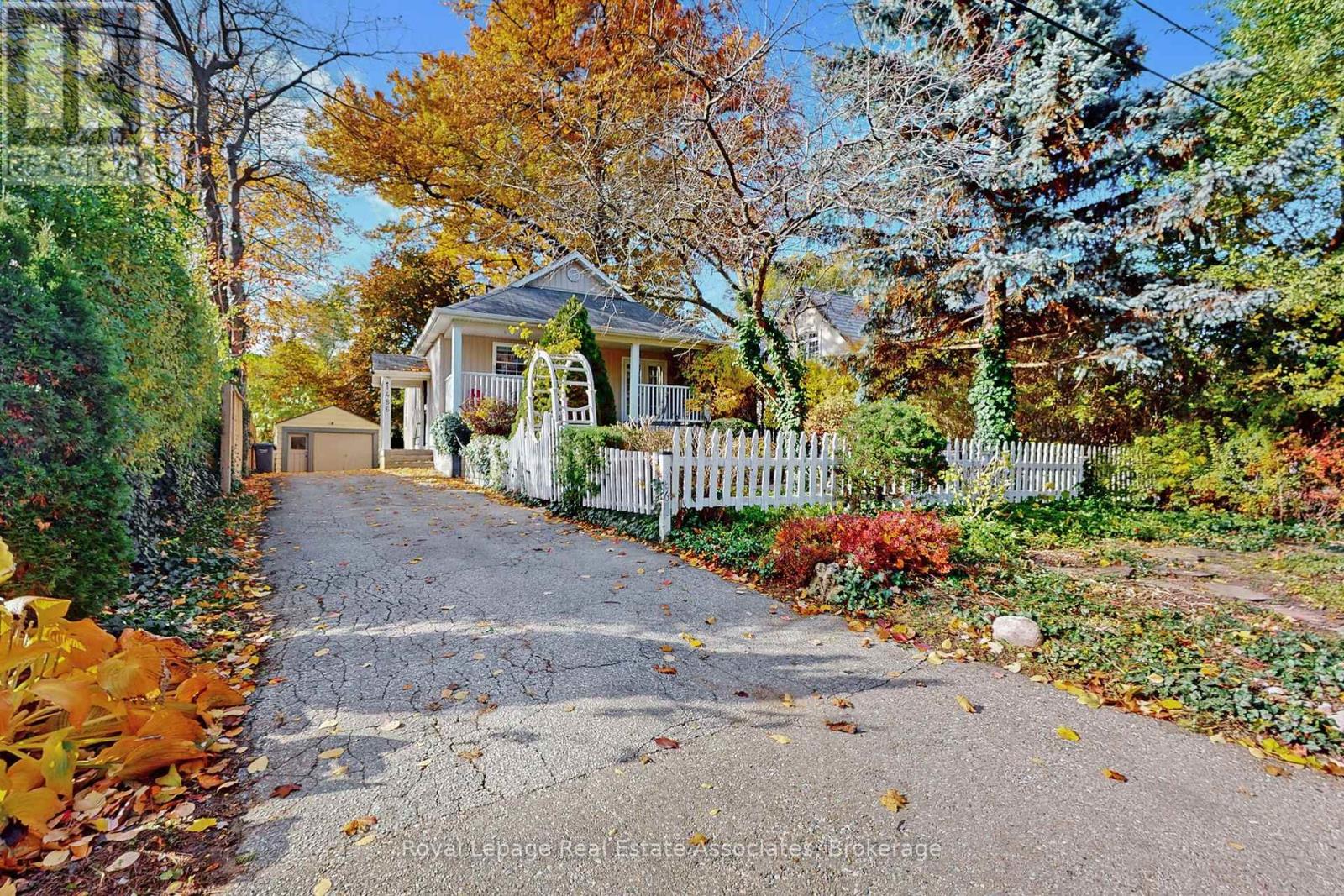 1486 Kenmuir Avenue, Mississauga, Ontario  L5G 4B5 - Photo 2 - W12527982