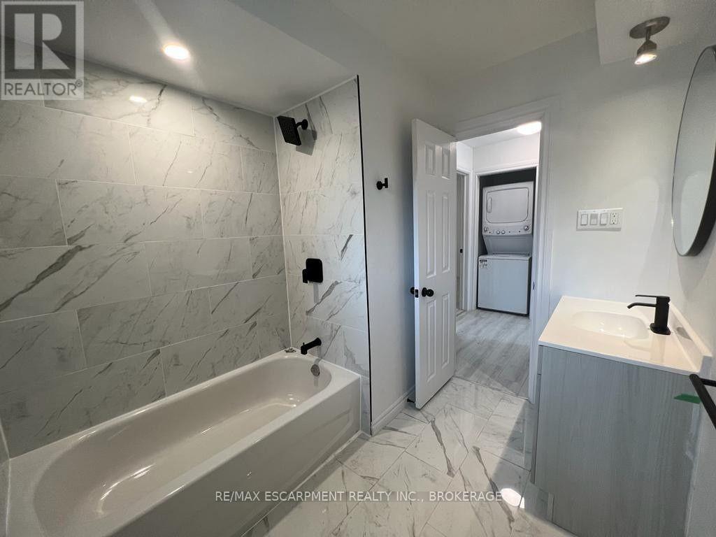 Upper - 22 Macoomb Drive, Welland (N. Welland), Ontario  L3C 5T9 - Photo 14 - X12528130