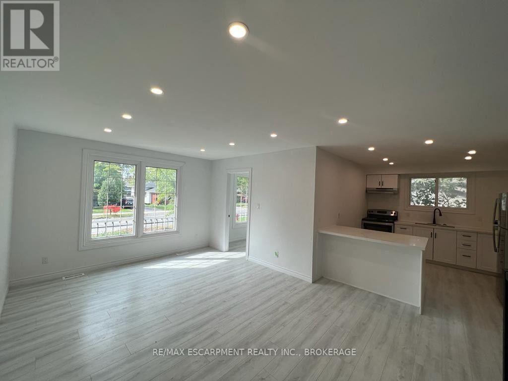 Upper - 22 Macoomb Drive, Welland (N. Welland), Ontario  L3C 5T9 - Photo 3 - X12528130