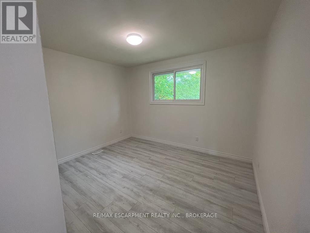 Upper - 22 Macoomb Drive, Welland (N. Welland), Ontario  L3C 5T9 - Photo 9 - X12528130