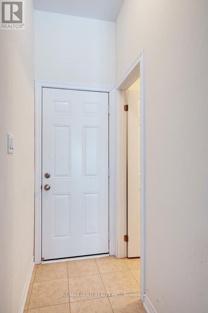 Upper - 71 Lanark Circle, Brampton, Ontario  L6X 5L3 - Photo 18 - W12526770