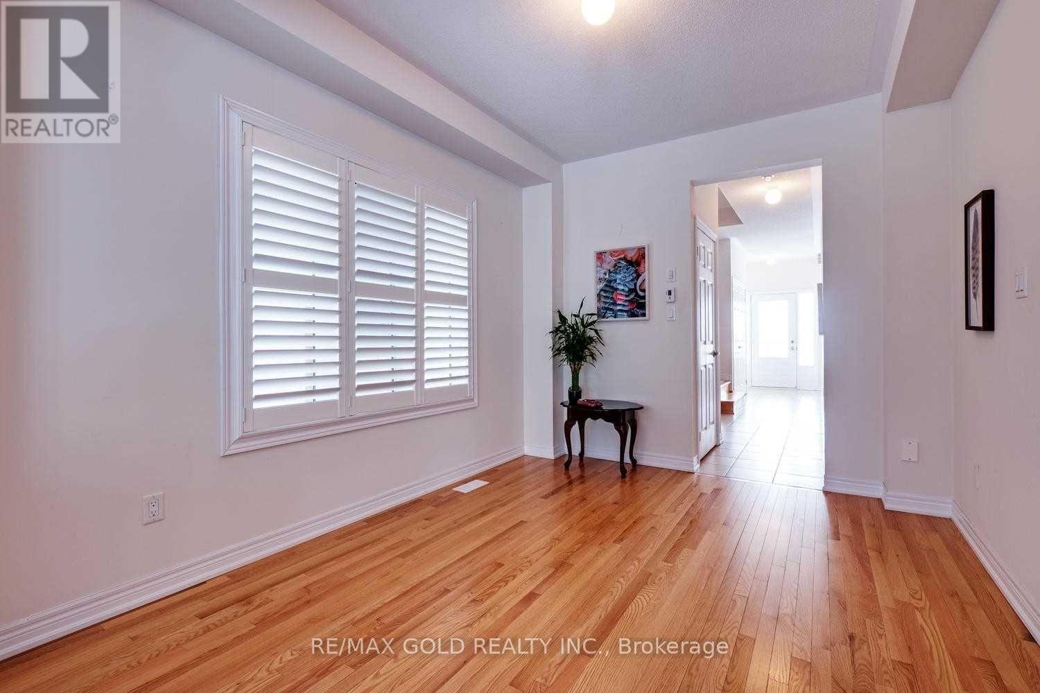 Upper - 71 Lanark Circle, Brampton, Ontario  L6X 5L3 - Photo 4 - W12526770