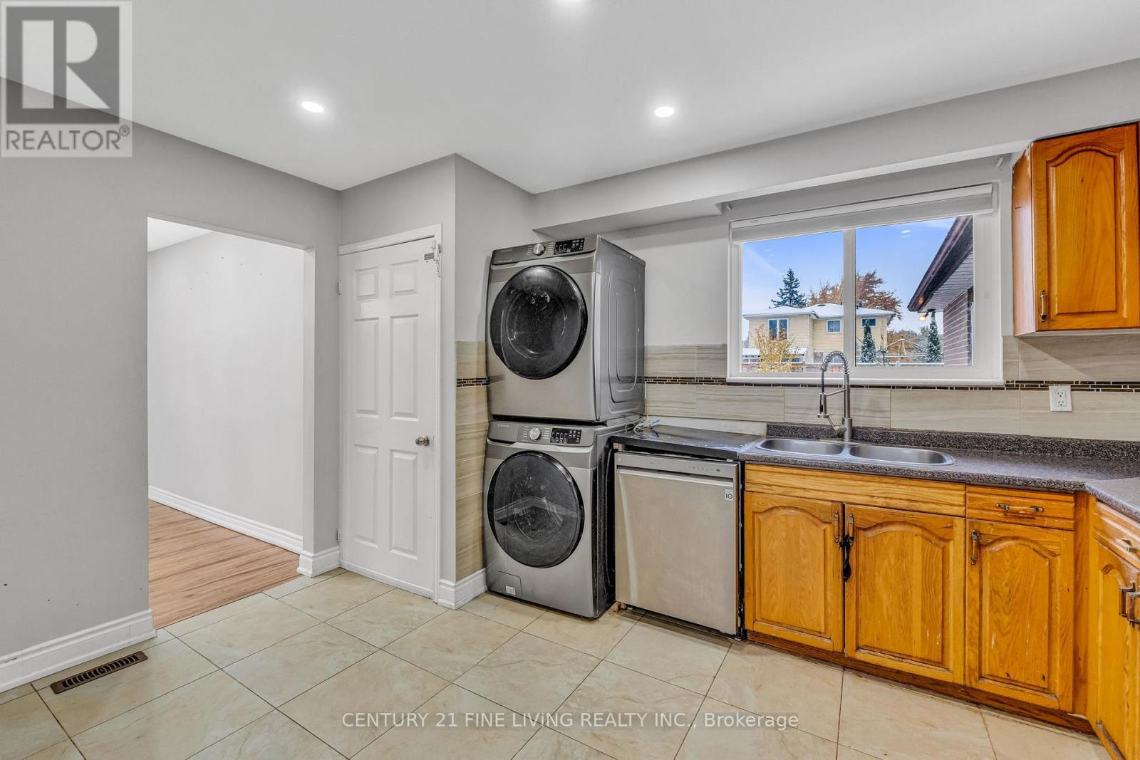 191 Folkstone Crescent, Brampton, Ontario L6T 3N2 - Photo 13 - W12523060