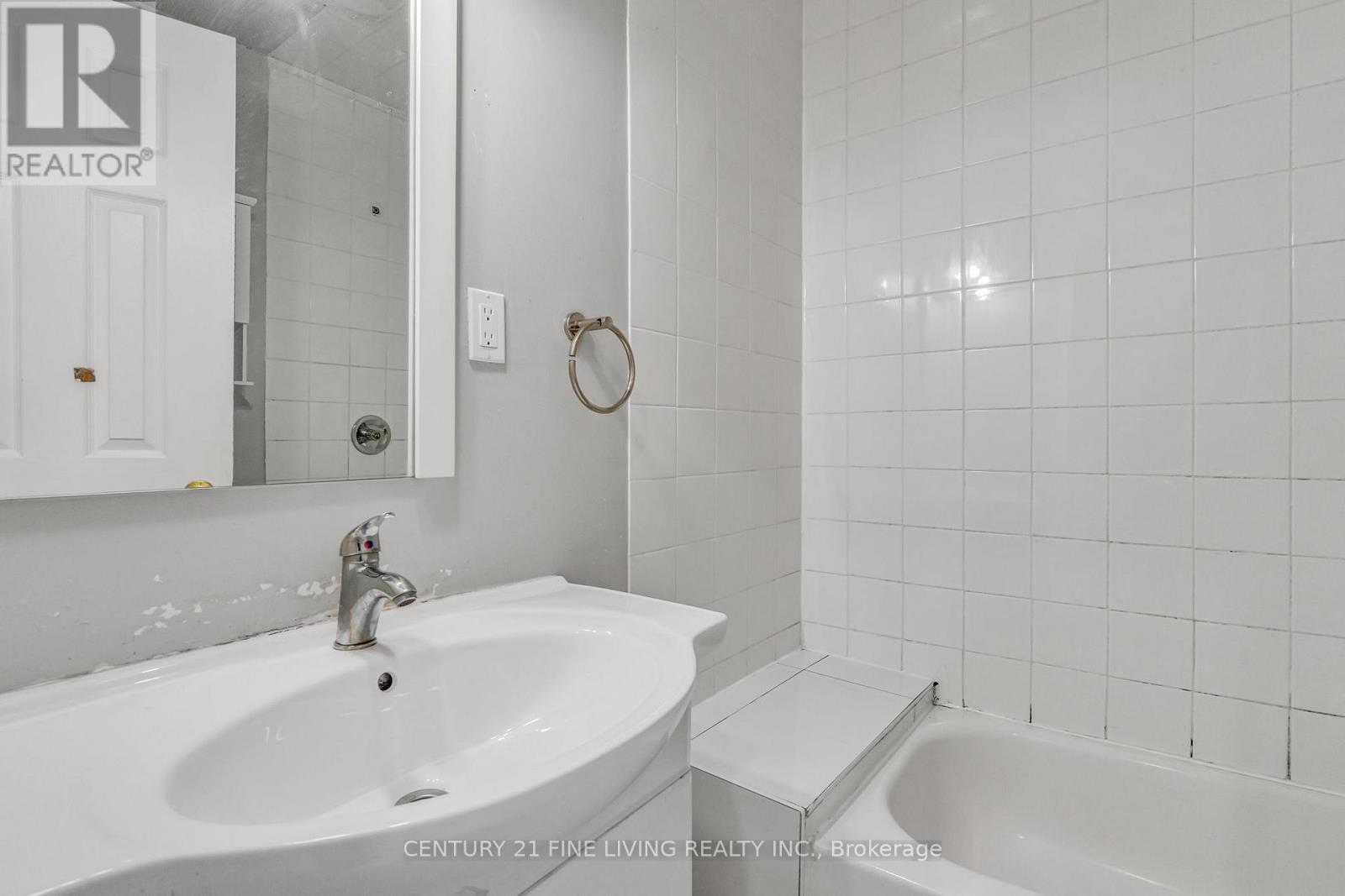 191 Folkstone Crescent, Brampton, Ontario L6T 3N2 - Photo 25 - W12523060