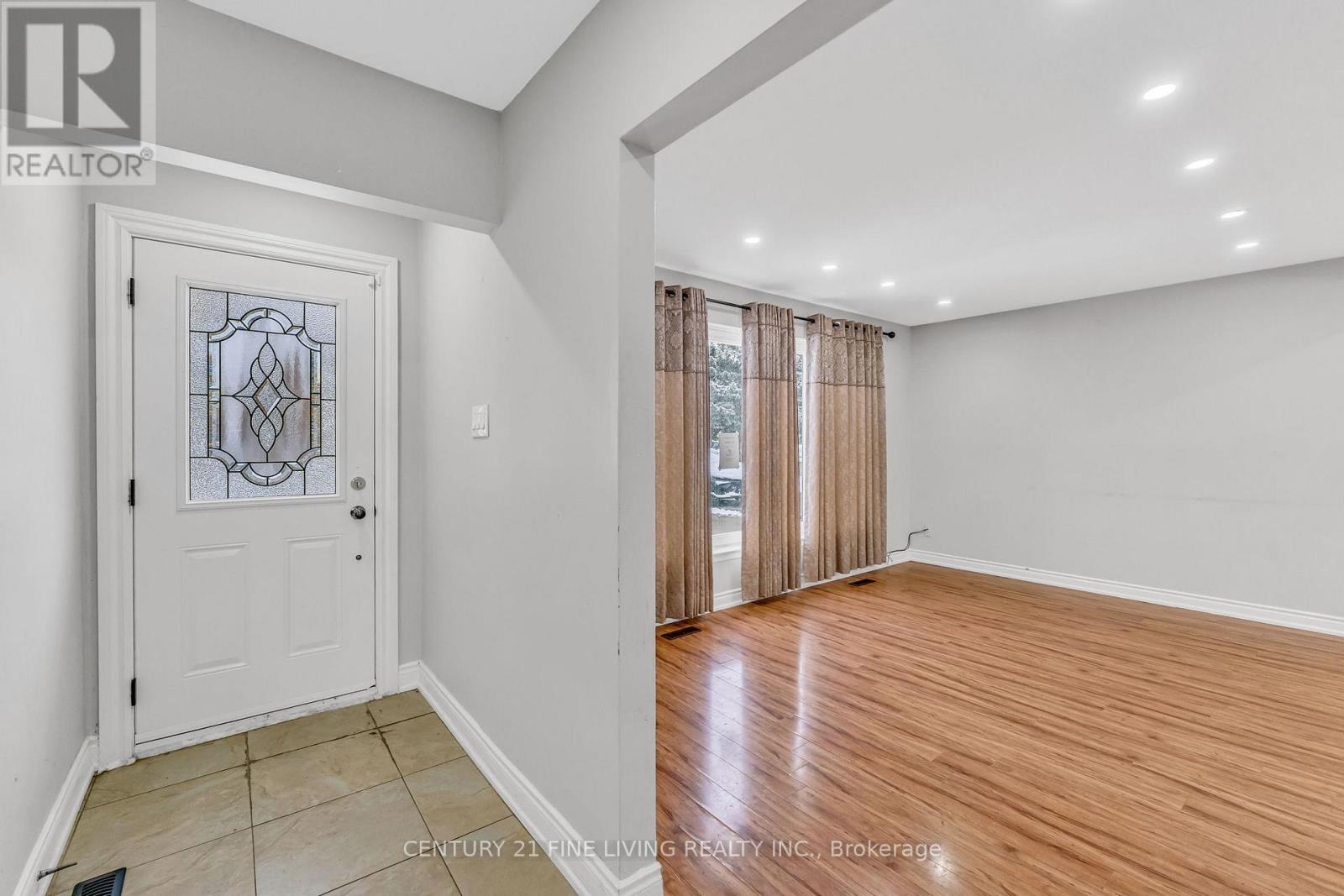 191 Folkstone Crescent, Brampton, Ontario L6T 3N2 - Photo 6 - W12523060