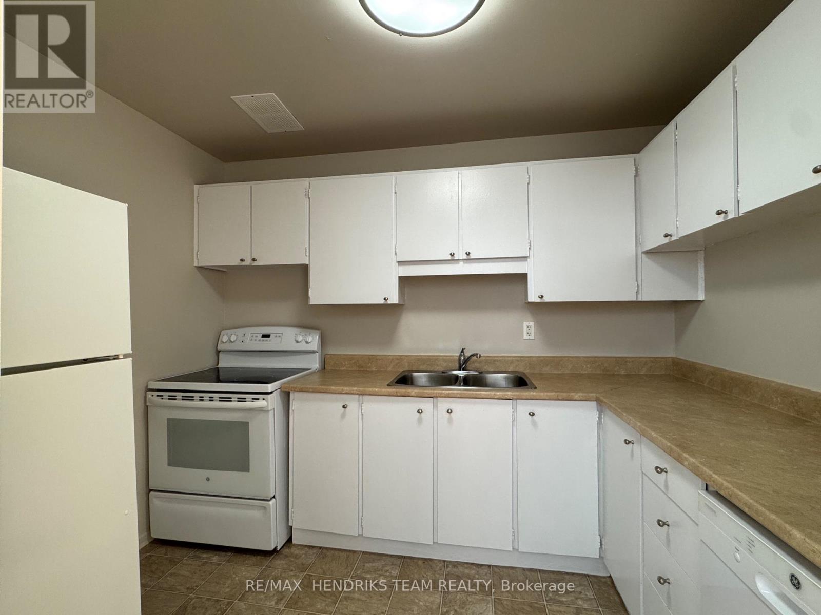 802 - 64 Windward Street, St. Catharines, Ontario  L2M 4H3 - Photo 3 - X12525576