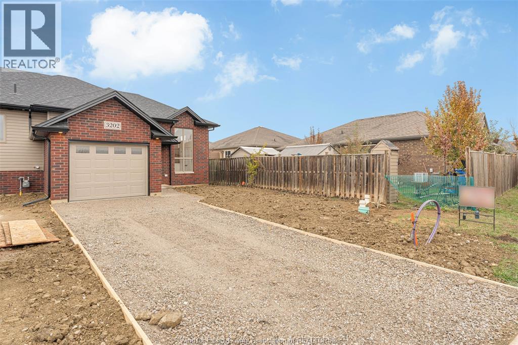 3202 Viola Crescent, Windsor, Ontario N8N 0A1 - Photo 3 - 25028435