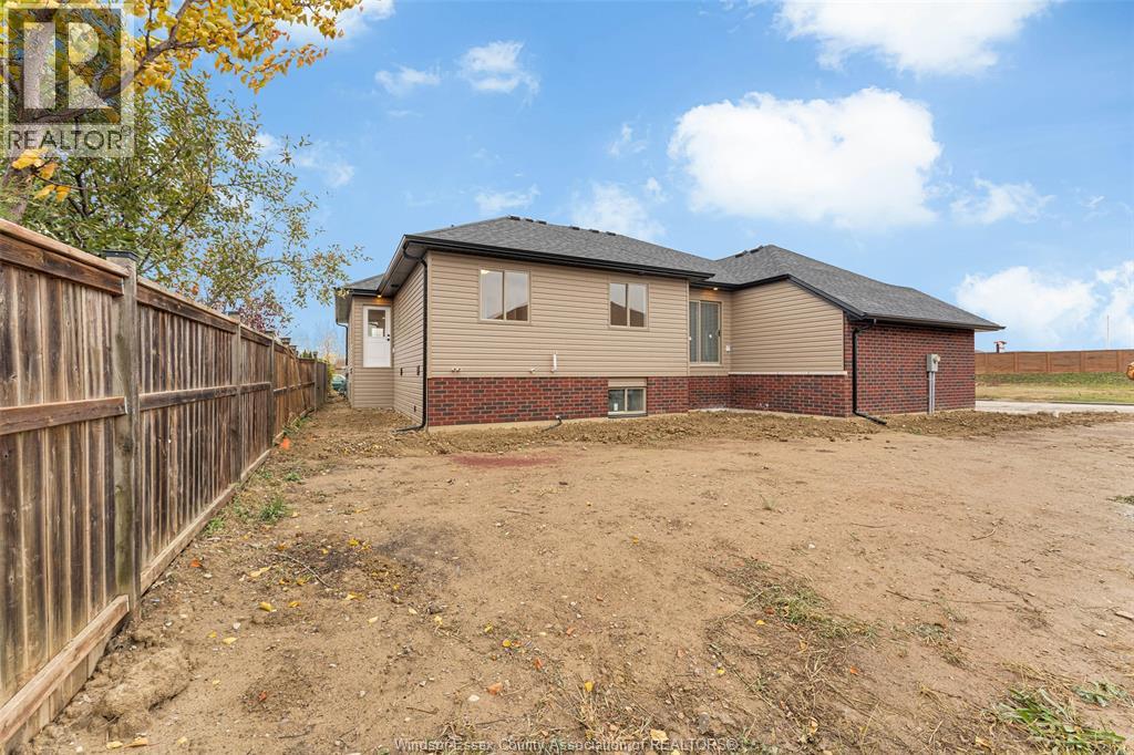 3202 Viola Crescent, Windsor, Ontario N8N 0A1 - Photo 5 - 25028435