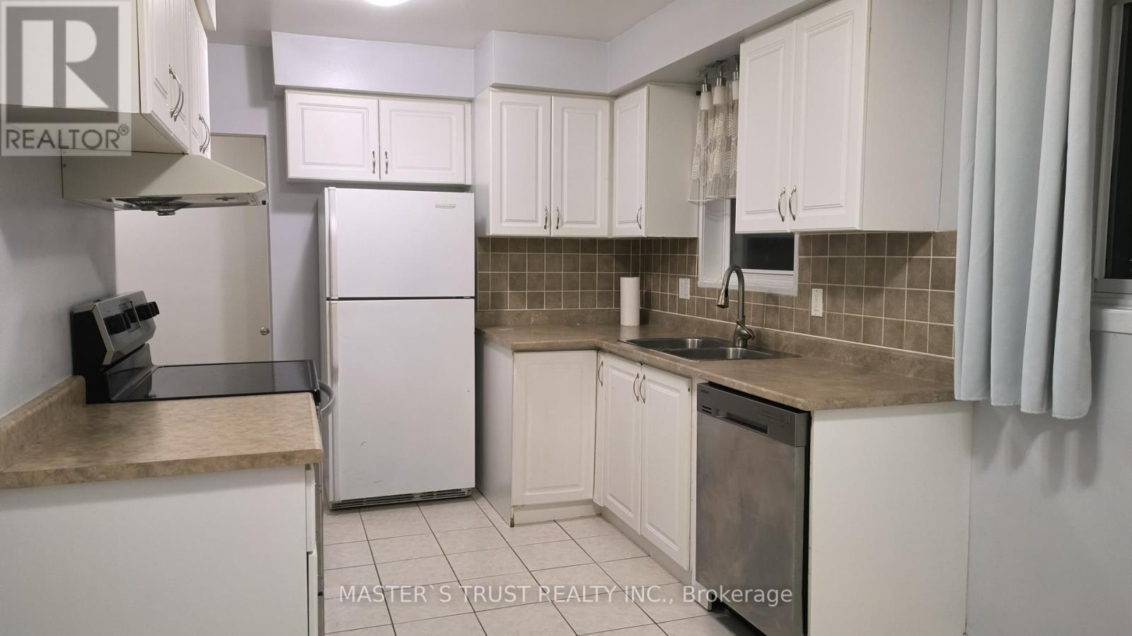 1316 Redbank Crescent, Oakville, Ontario L6H 1Y5 - Photo 8 - W12444734