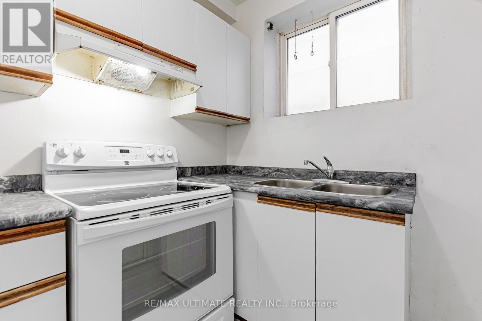 4 - 966 Queen Street E, Toronto, Ontario  M4M 1K1 - Photo 2 - E12528078