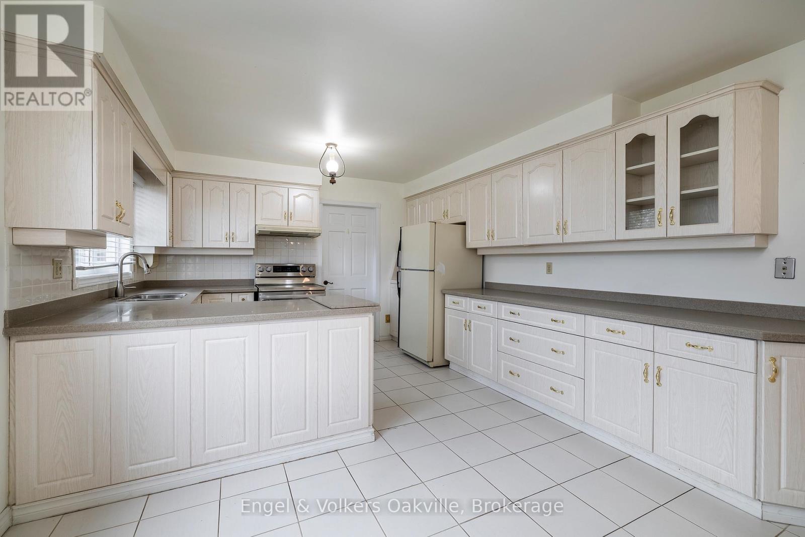 1929 Fieldgate Drive, Burlington, Ontario L7P 3H4 - Photo 10 - W12528262