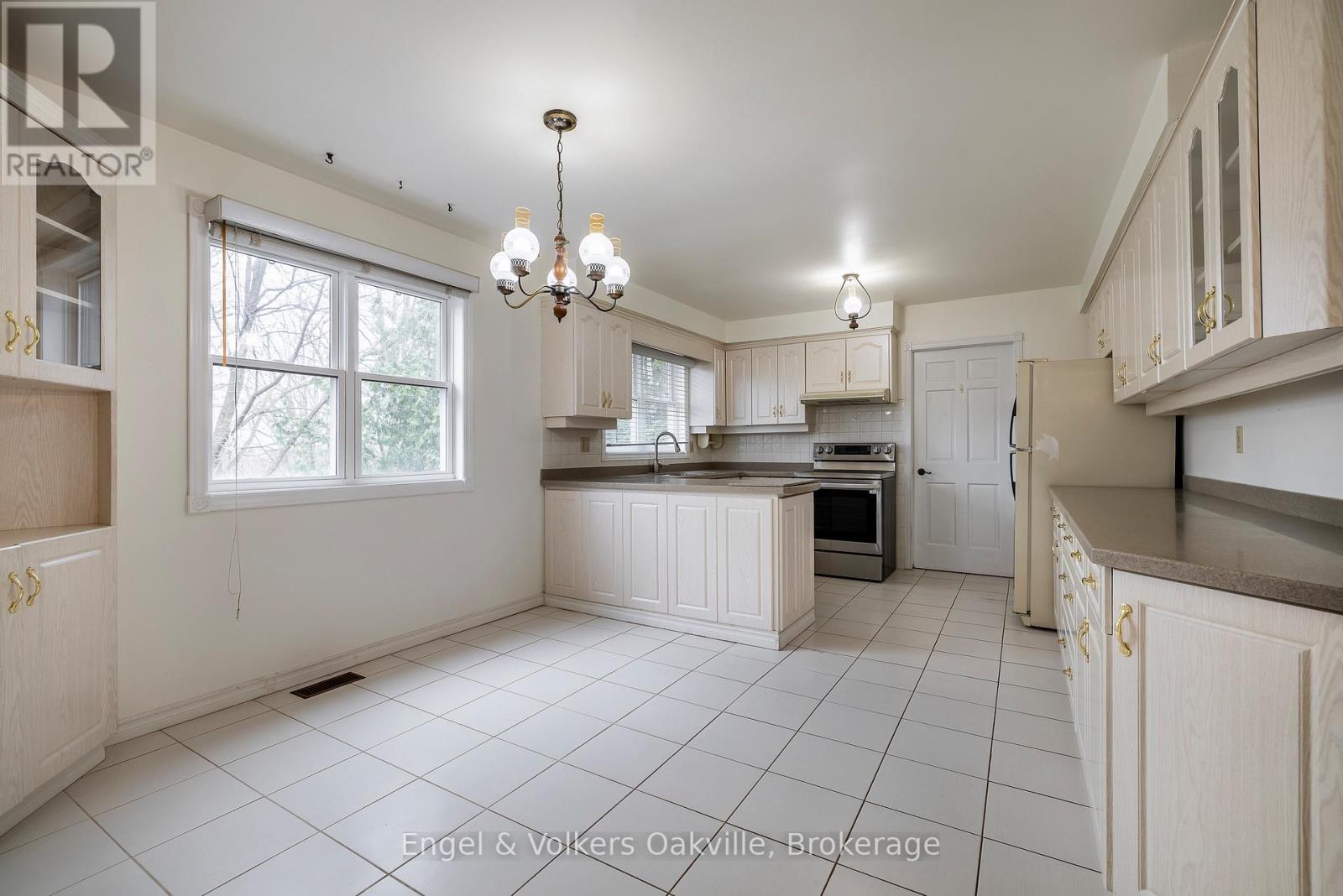 1929 Fieldgate Drive, Burlington, Ontario L7P 3H4 - Photo 11 - W12528262