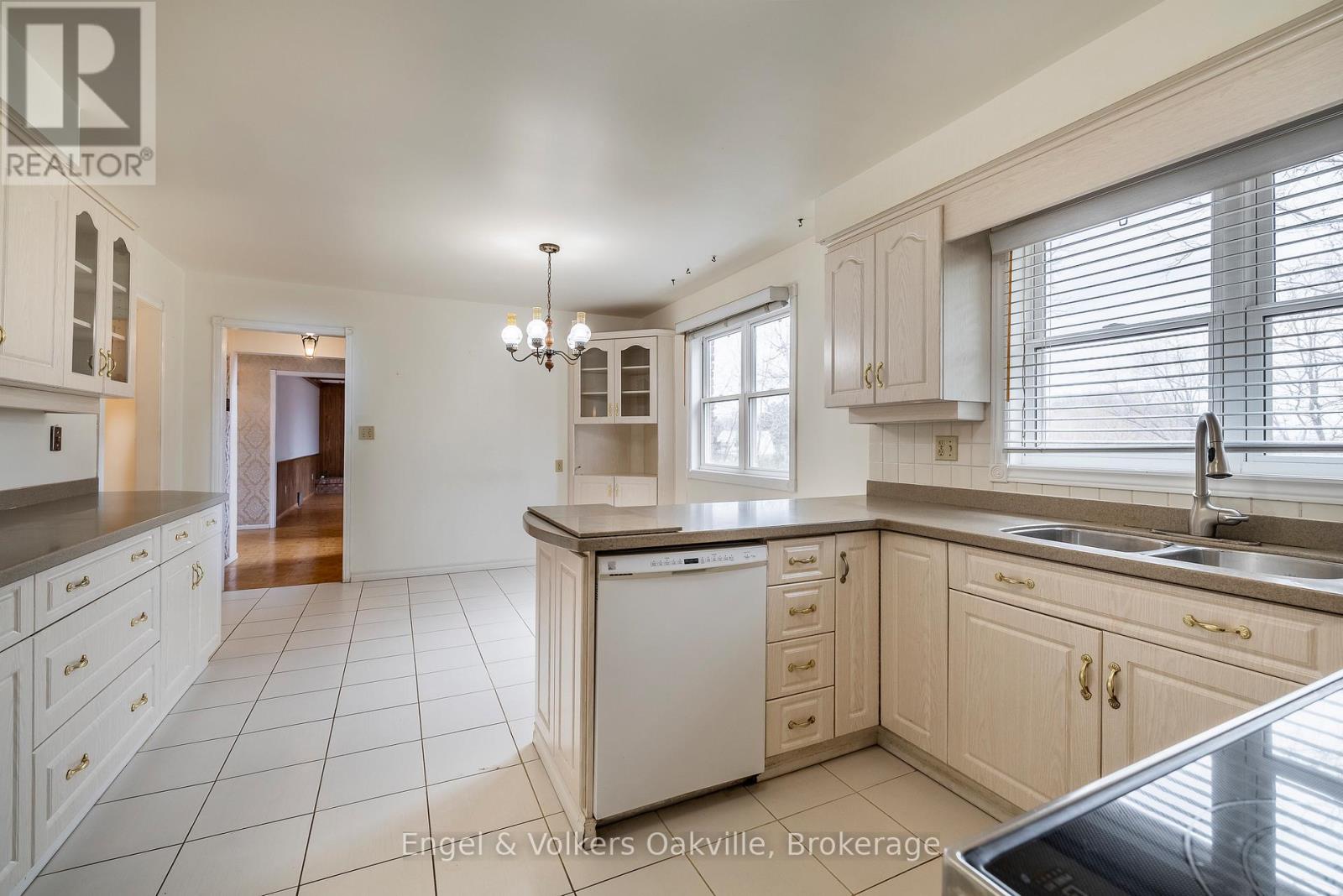 1929 Fieldgate Drive, Burlington, Ontario L7P 3H4 - Photo 12 - W12528262