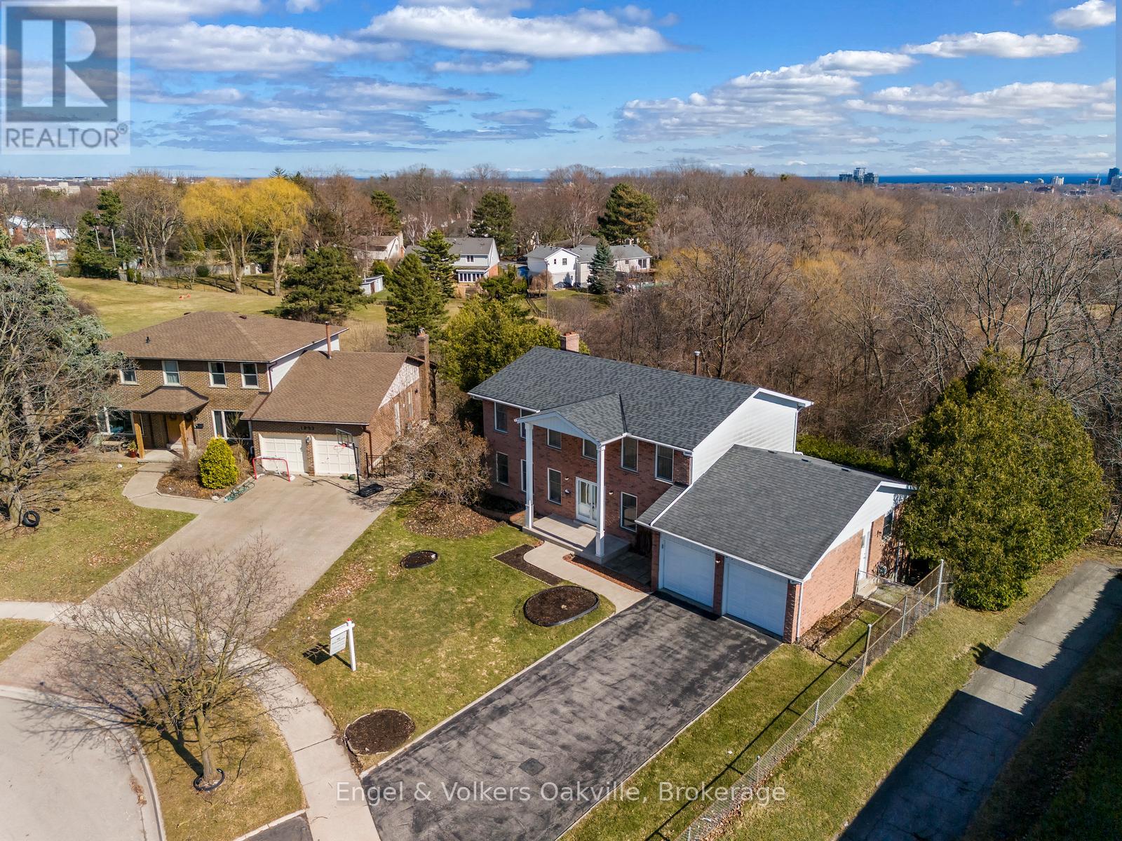 1929 Fieldgate Drive, Burlington, Ontario L7P 3H4 - Photo 2 - W12528262