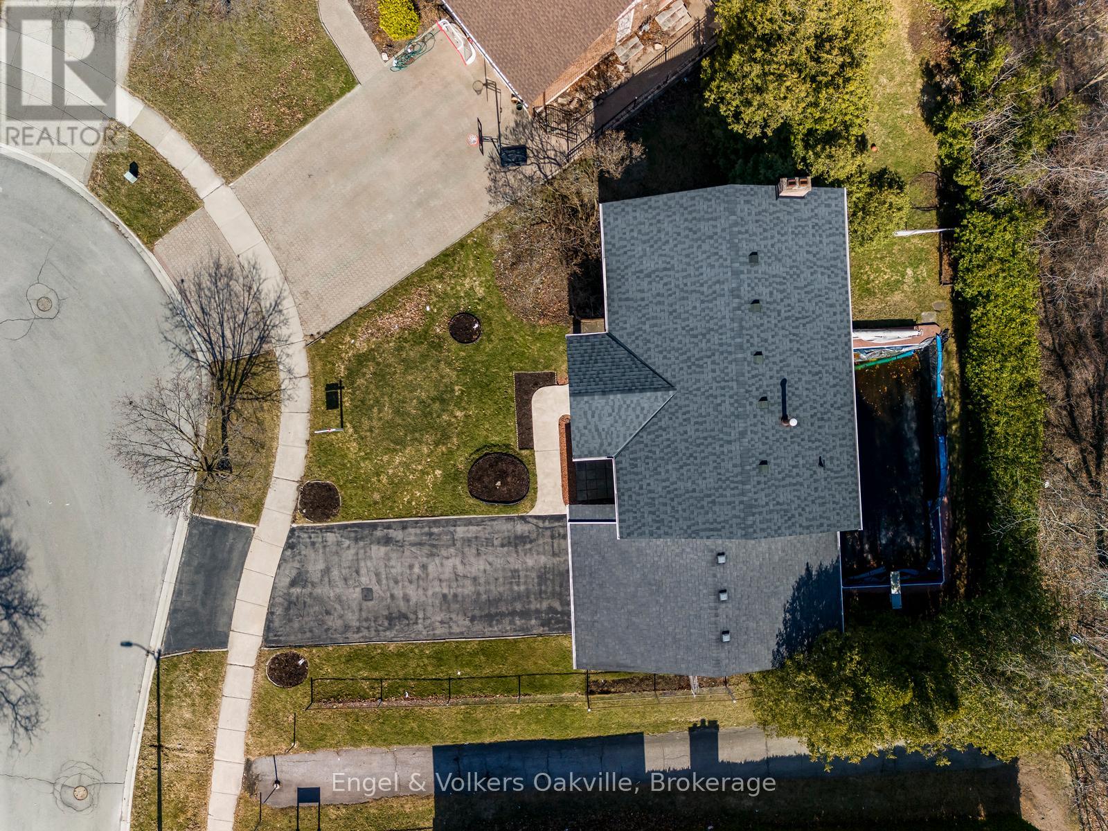 1929 Fieldgate Drive, Burlington, Ontario L7P 3H4 - Photo 4 - W12528262