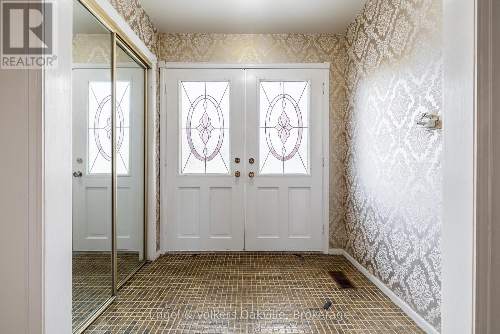 1929 Fieldgate Drive, Burlington, Ontario L7P 3H4 - Photo 8 - W12528262