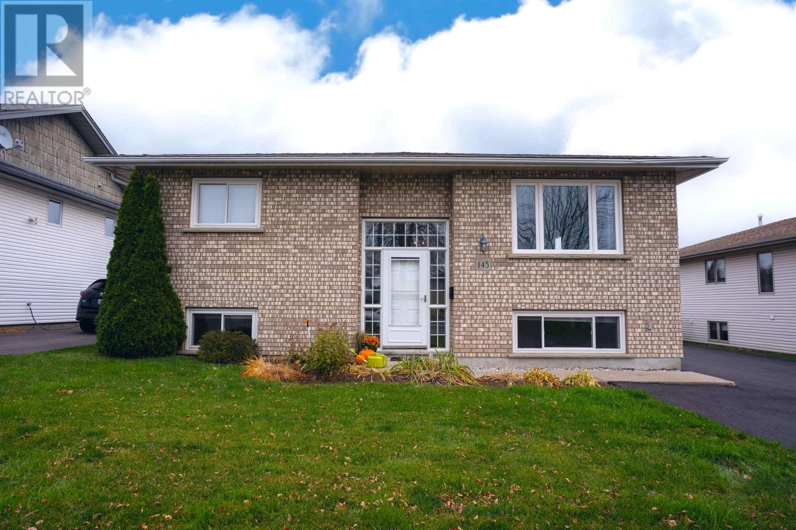 145 Nottingham Cres, Thunder Bay, Ontario P7G 1B5 - Photo 1 - TB253432