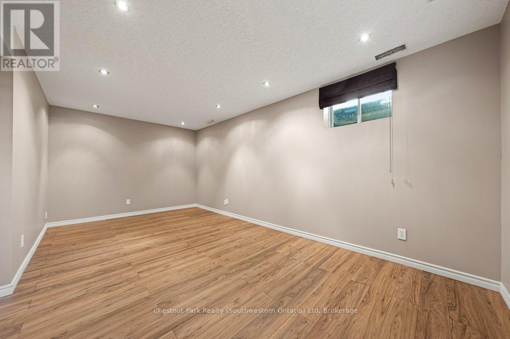 274 Severn Drive, Guelph, Ontario  N1E 0E8 - Photo 25 - X12528474