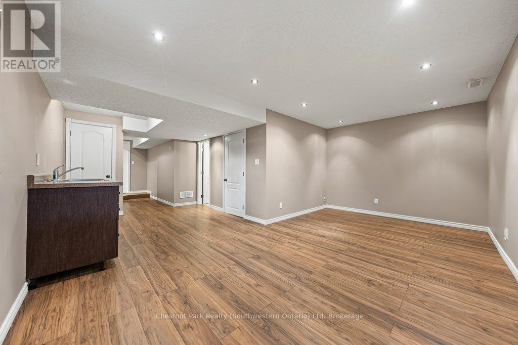 274 Severn Drive, Guelph, Ontario  N1E 0E8 - Photo 26 - X12528474