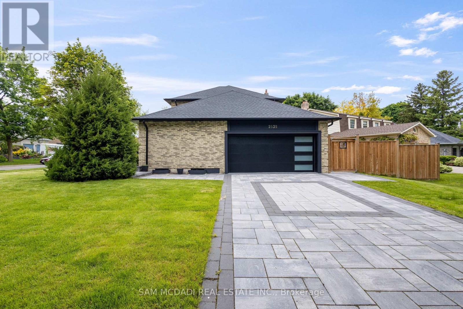 2535 Robin Drive, Mississauga, Ontario  L5K 2G2 - Photo 2 - W12528088