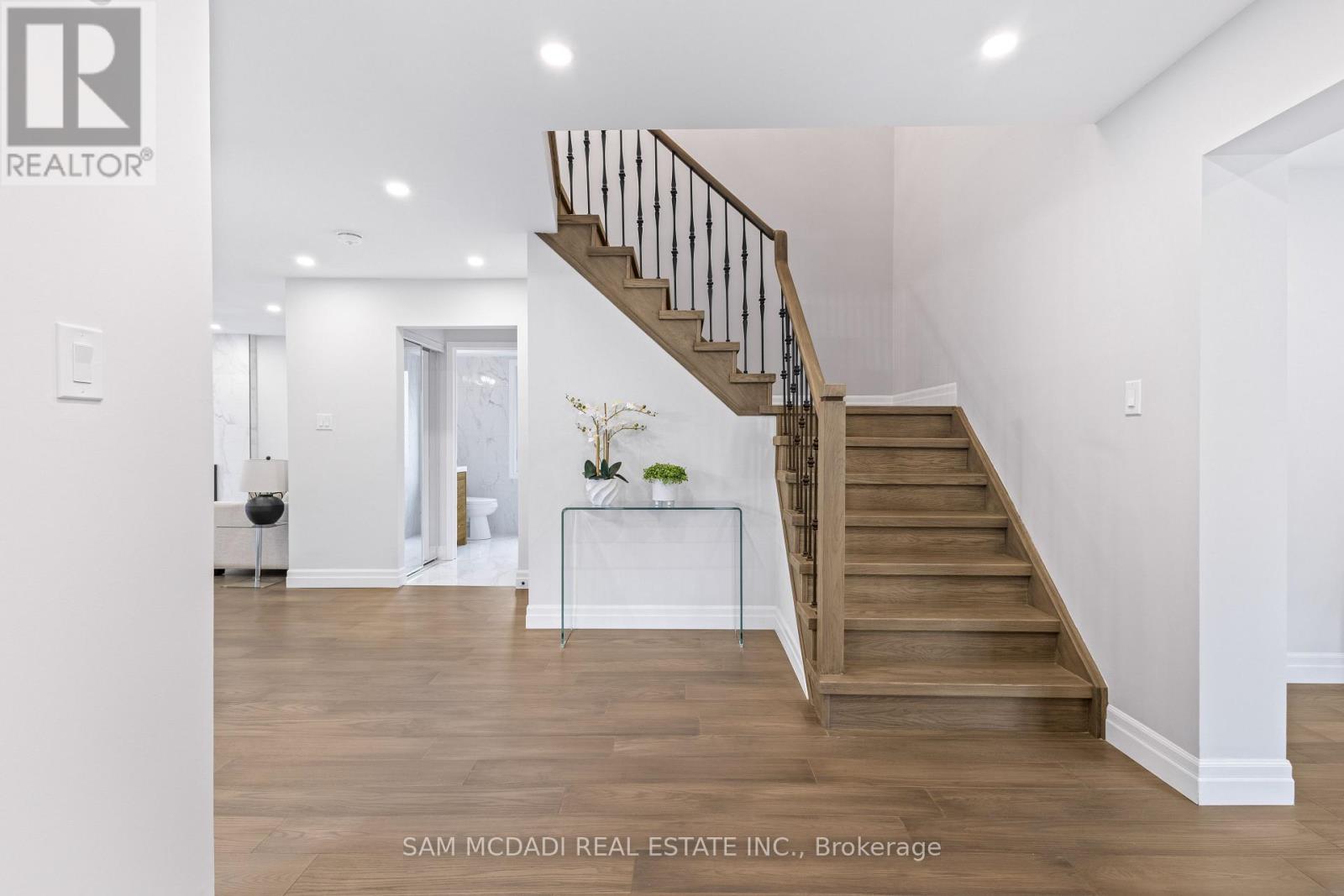 2535 Robin Drive, Mississauga, Ontario  L5K 2G2 - Photo 4 - W12528088