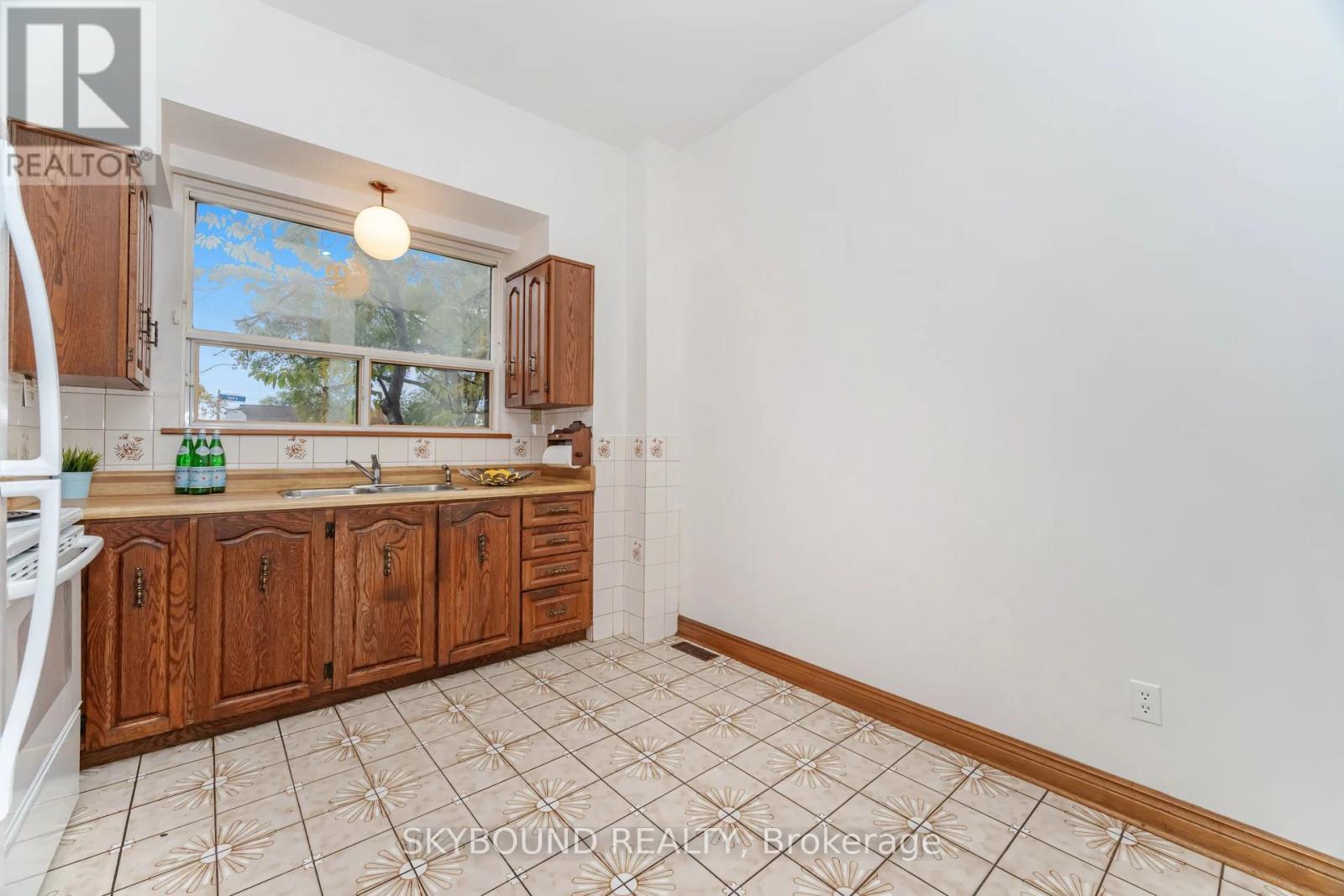 52 Ford Street, Toronto, Ontario  M6N 3A1 - Photo 10 - W12528138