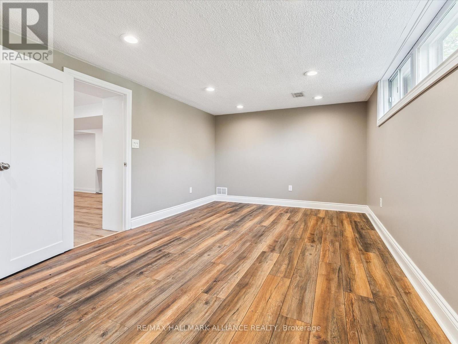 300 Burton Road, Oakville, Ontario  L6K 2K8 - Photo 28 - W12528168