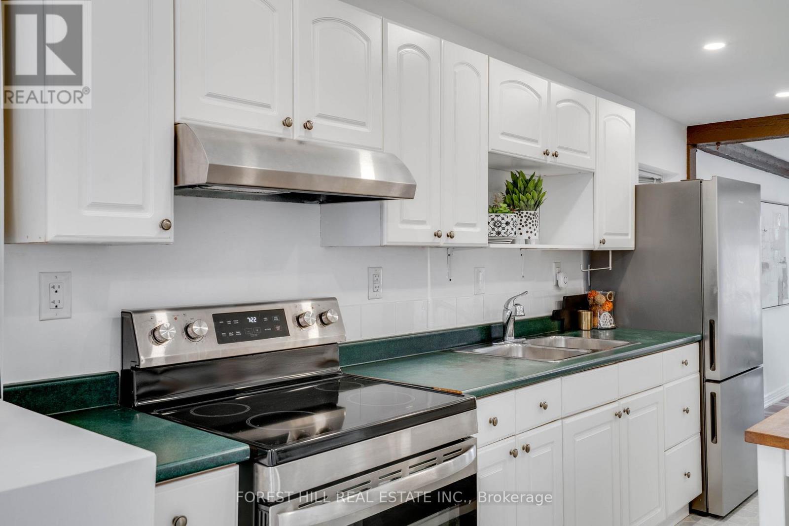 4053 Old Dundas Street, Toronto, Ontario  M6S 2R5 - Photo 9 - W12528208