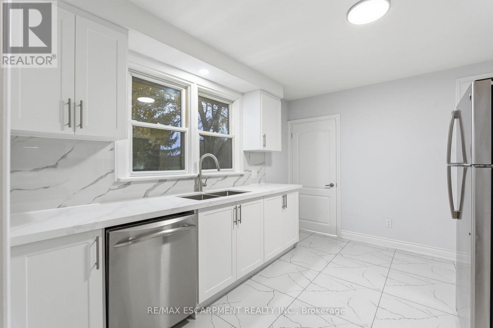 3 Algonquin Avenue, Hamilton, Ontario  L9H 7K9 - Photo 14 - X12528152