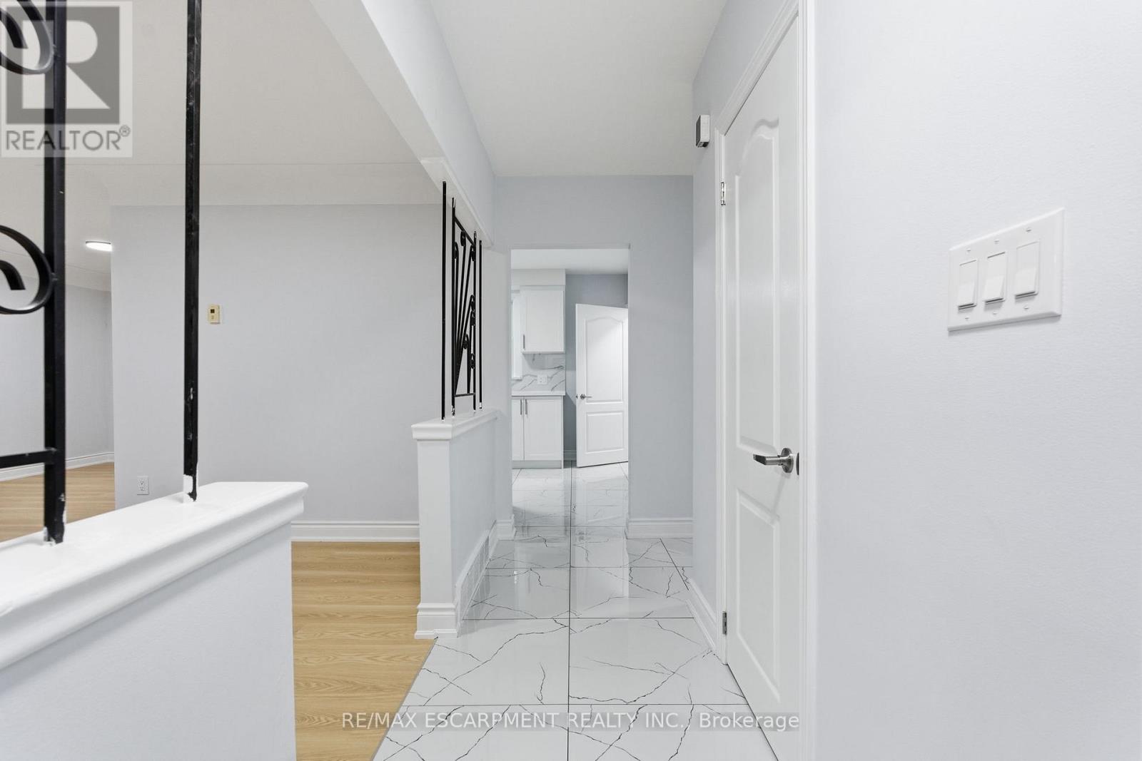 3 Algonquin Avenue, Hamilton, Ontario  L9H 7K9 - Photo 6 - X12528152