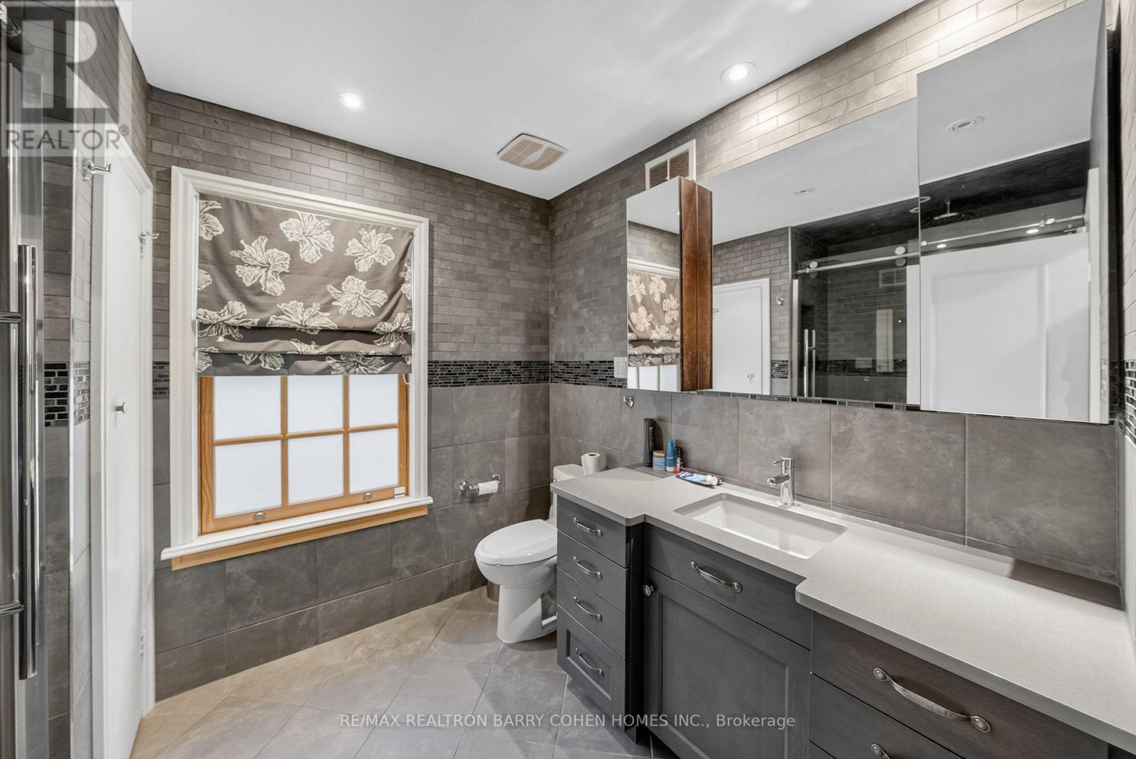 11 Tudor Gate, Toronto, Ontario  M2L 1N3 - Photo 17 - C12413325