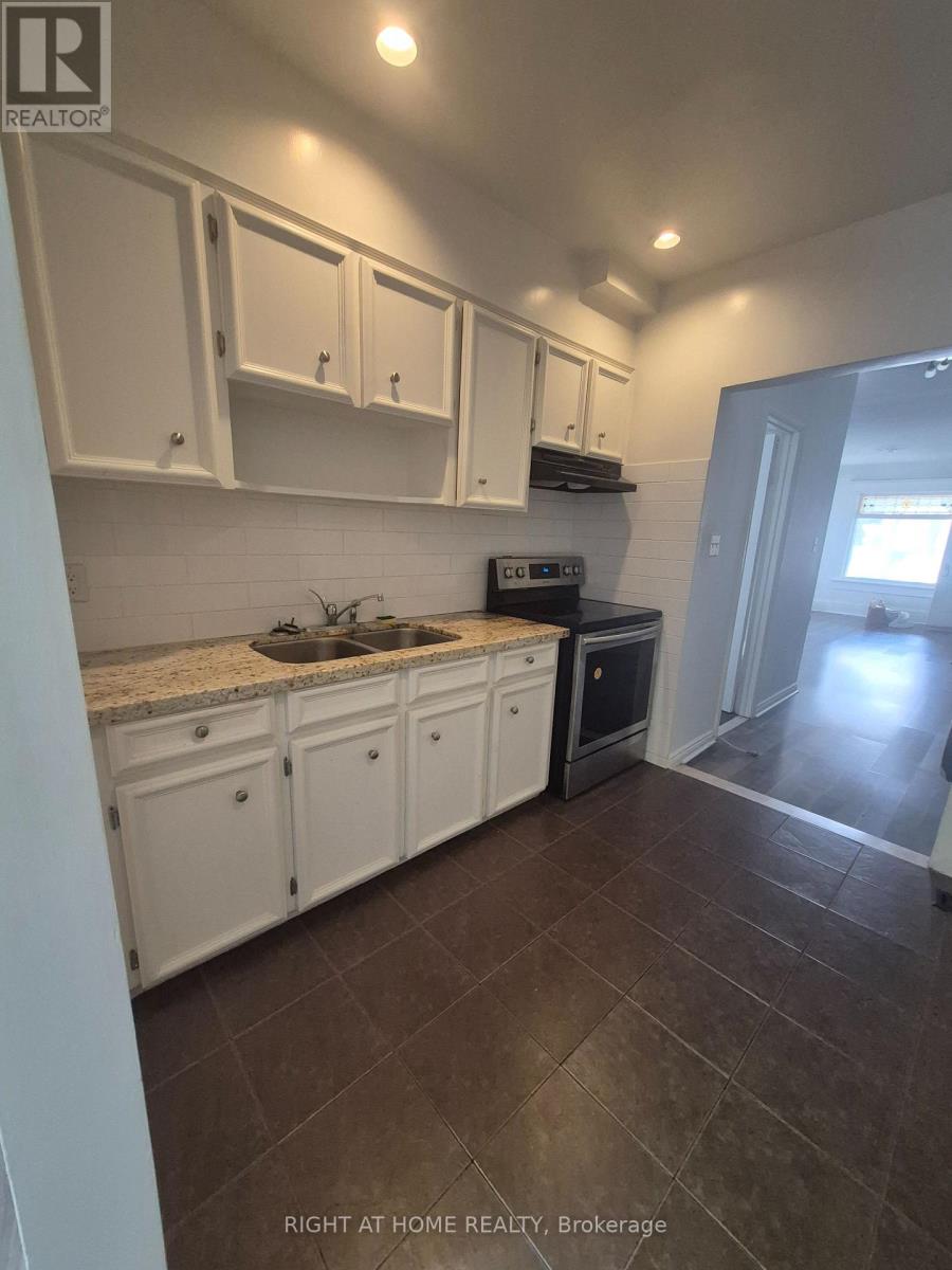 871 BATHURST STREET, Toronto, Ontario