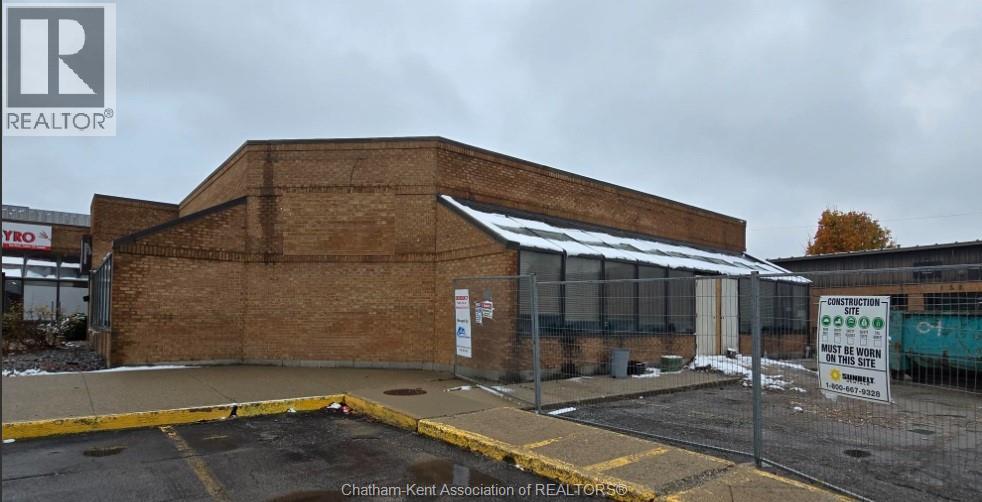 MLS# 25028122: 160 KEIL DRIVE South, Chatham, Canada