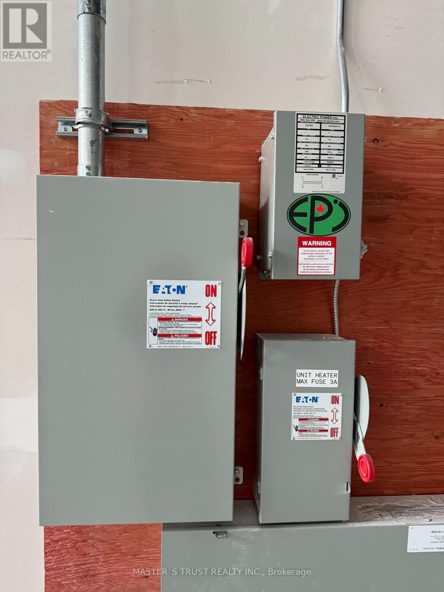 3 - 32 Don Hillock Drive, Aurora, Ontario  L4G 0H6 - Photo 3 - N12528282