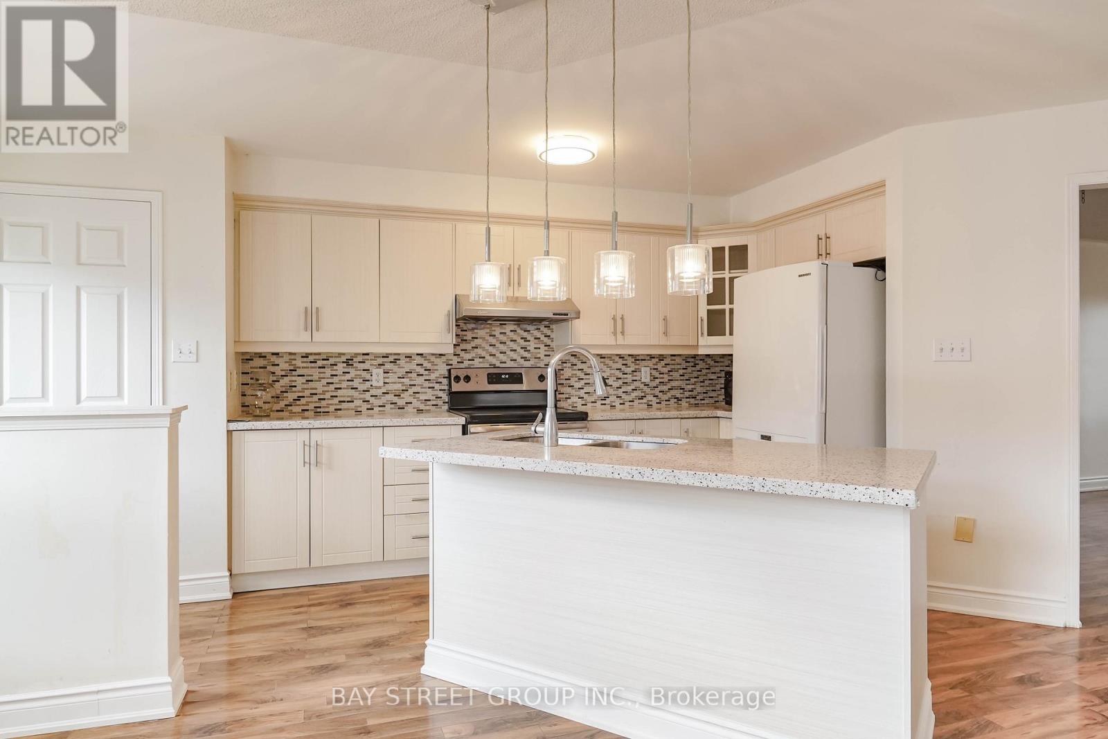 407 Hollandview Trail, Aurora, Ontario  L4G 7M6 - Photo 10 - N12528410