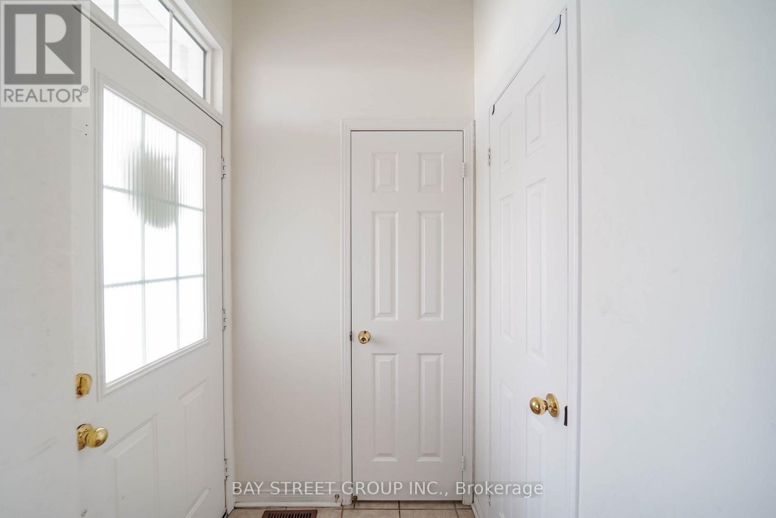 407 Hollandview Trail, Aurora, Ontario  L4G 7M6 - Photo 7 - N12528410