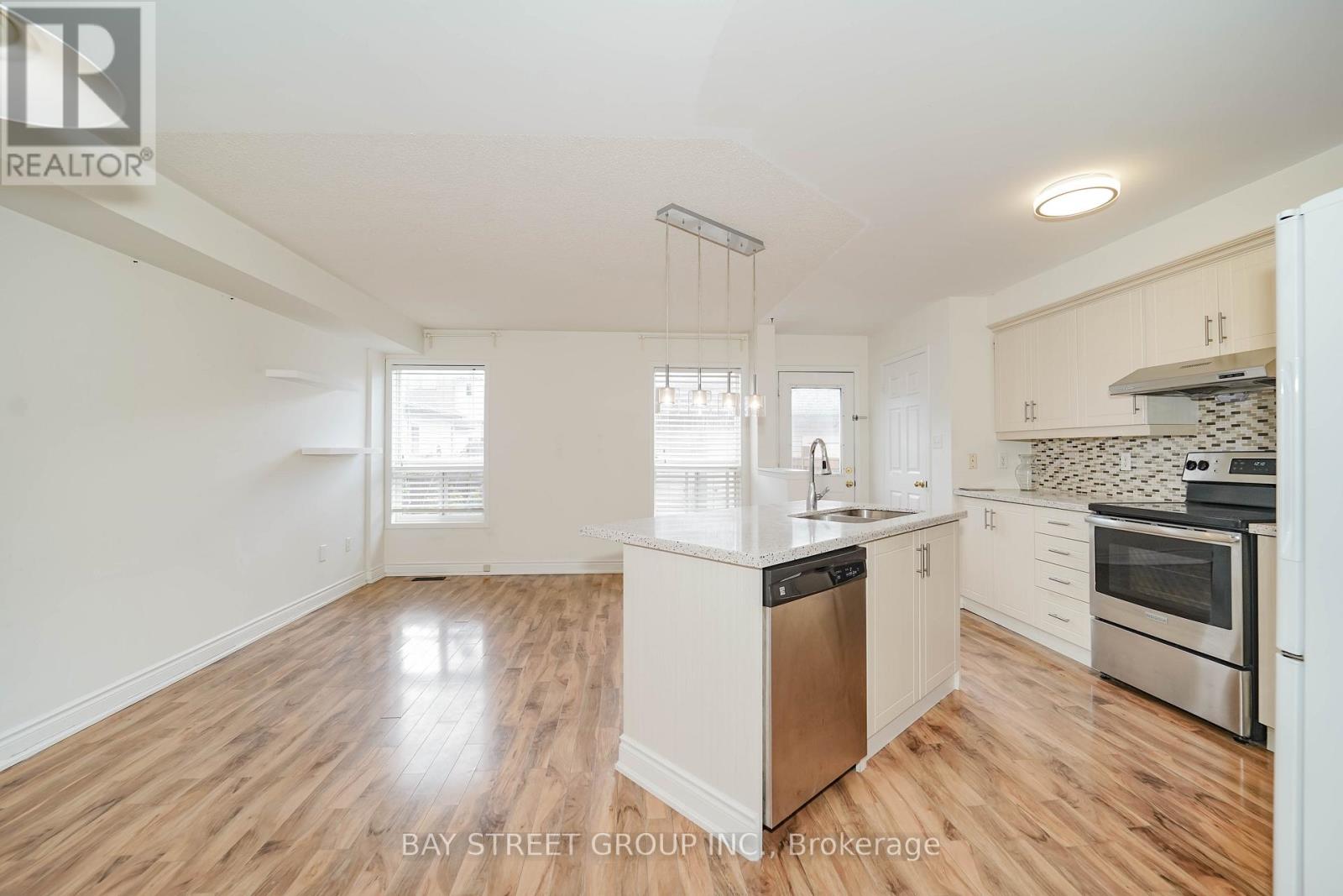 407 Hollandview Trail, Aurora, Ontario  L4G 7M6 - Photo 9 - N12528410