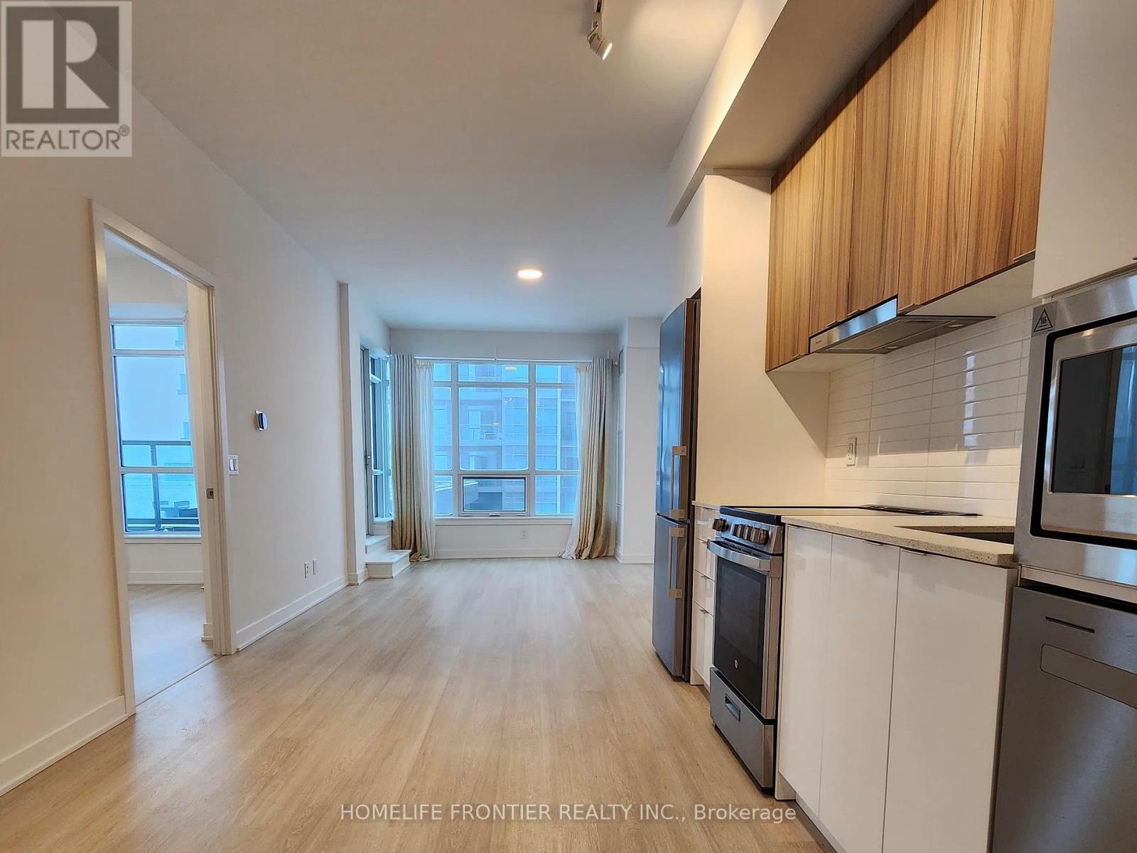 B802 - 50 Upper Mall Way, Vaughan (Brownridge), Ontario  L4J 0L7 - Photo 3 - N12383488