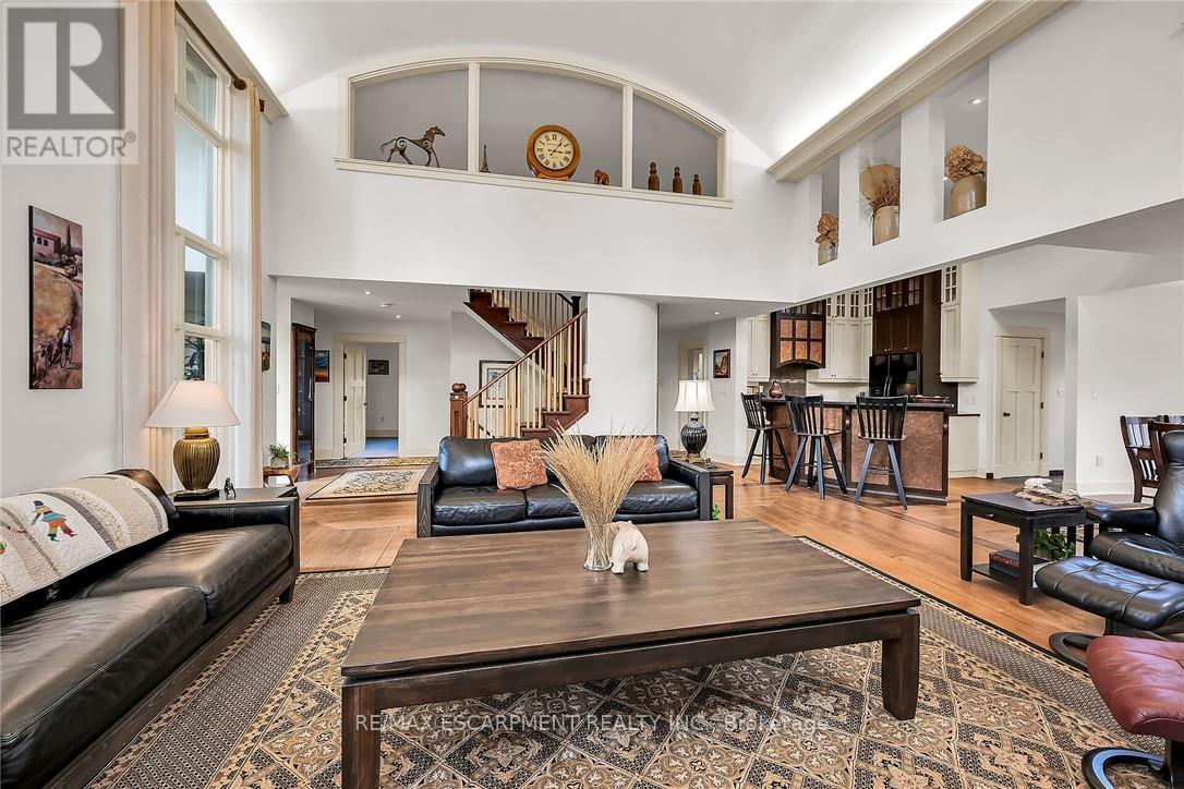 285 Hamilton Drive, Hamilton, Ontario  L9G 2A9 - Photo 8 - X12515162