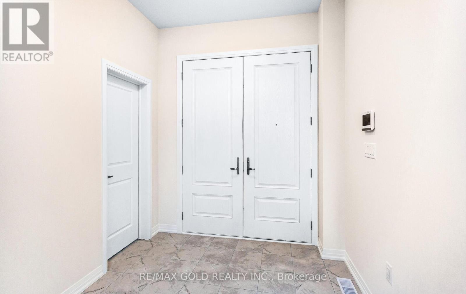 8 Boswell Drive, Brampton, Ontario  L6P 4R7 - Photo 5 - W12528242