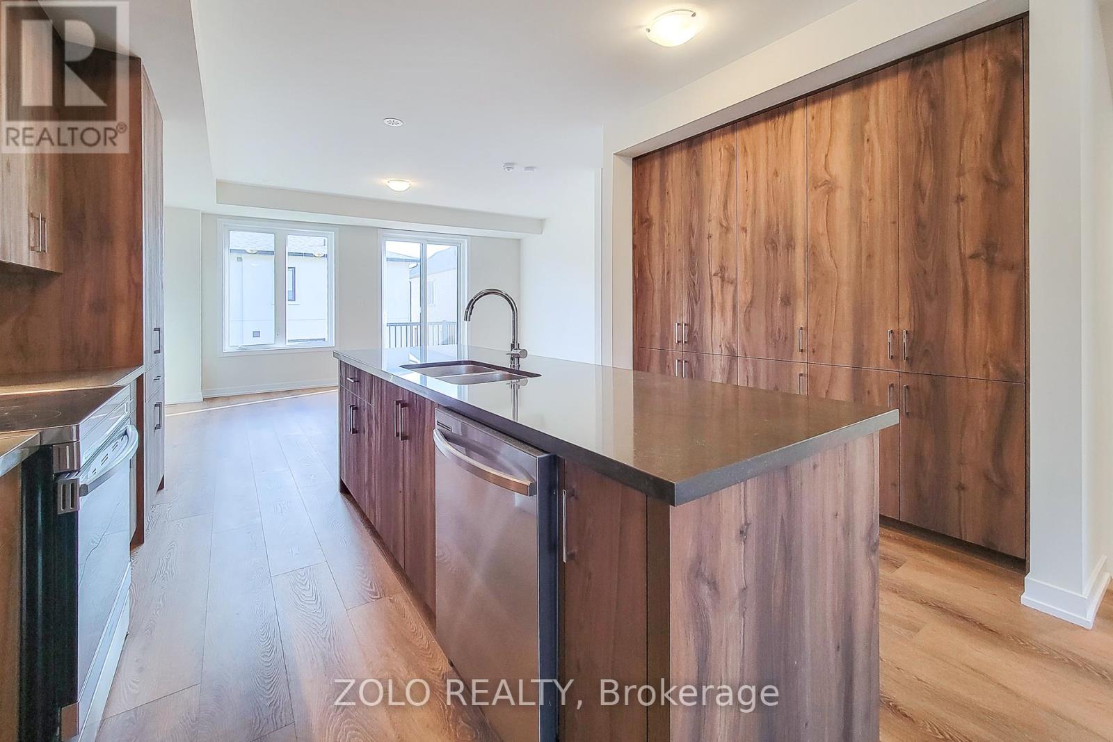 1364 Kaniv Street, Oakville, Ontario  L6M 5R3 - Photo 5 - W12528320