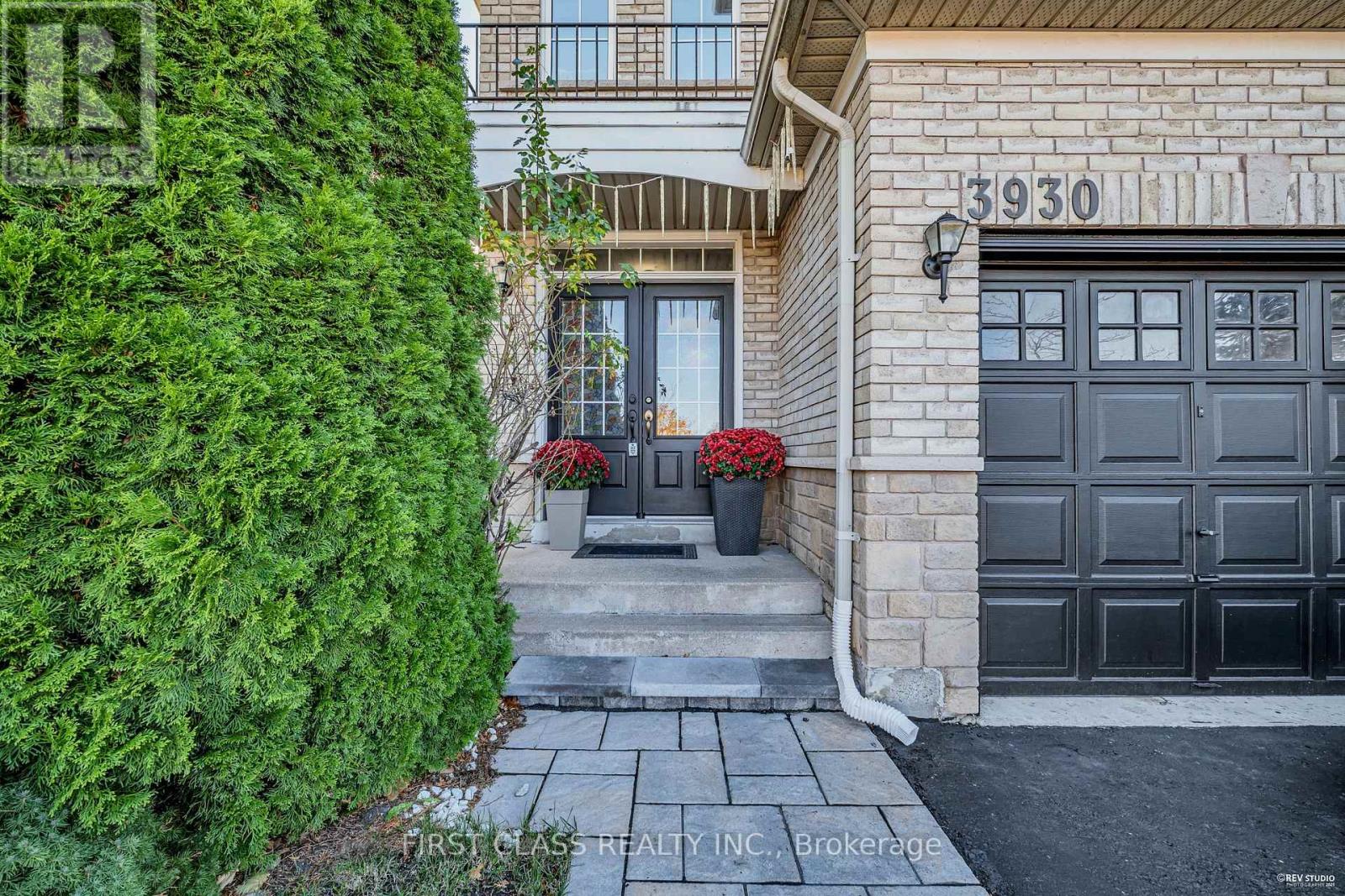 3930 Mcdowell Drive, Mississauga, Ontario  L5M 6P3 - Photo 3 - W12528478