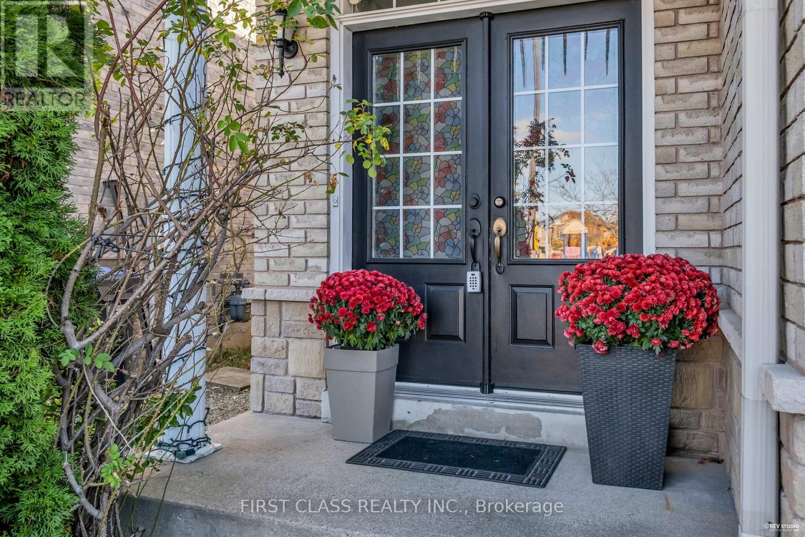 3930 Mcdowell Drive, Mississauga, Ontario  L5M 6P3 - Photo 4 - W12528478