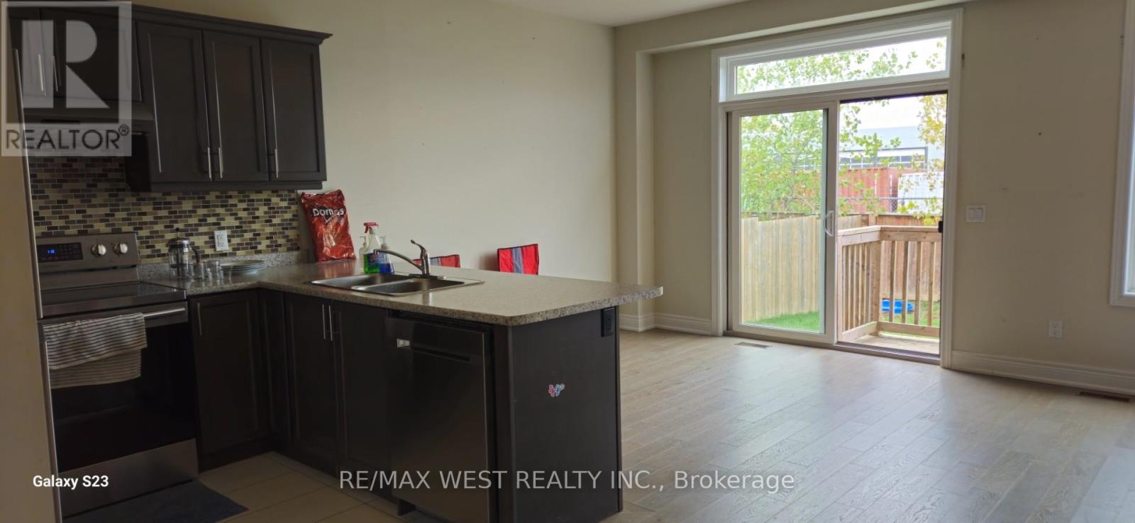 24 Manhattan Court, St. Catharines, Ontario  L2R 0B8 - Photo 5 - X12528360