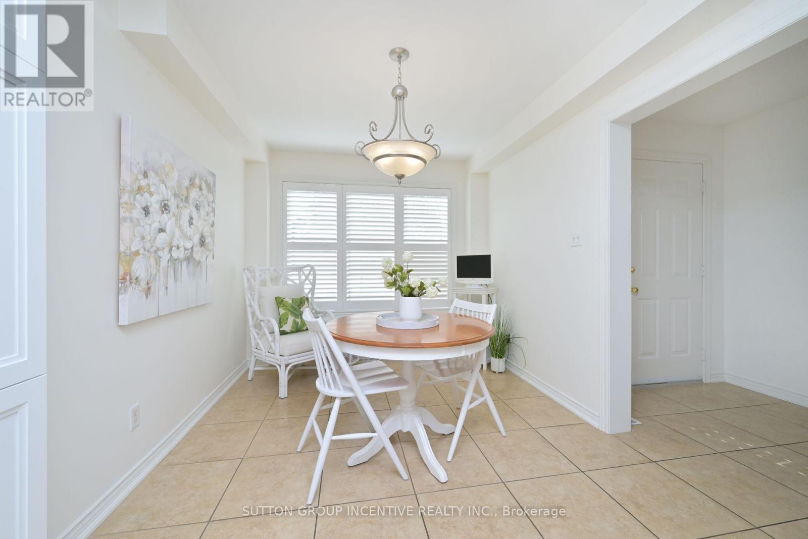 15 Sunset Boulevard, New Tecumseth, Ontario  L9R 1Y8 - Photo 3 - N12371896