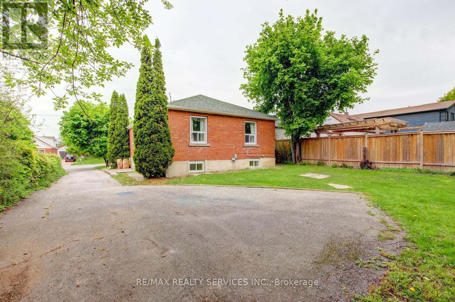 29 Woodward Avenue, Brampton, Ontario  L6V 1K2 - Photo 38 - W12346900