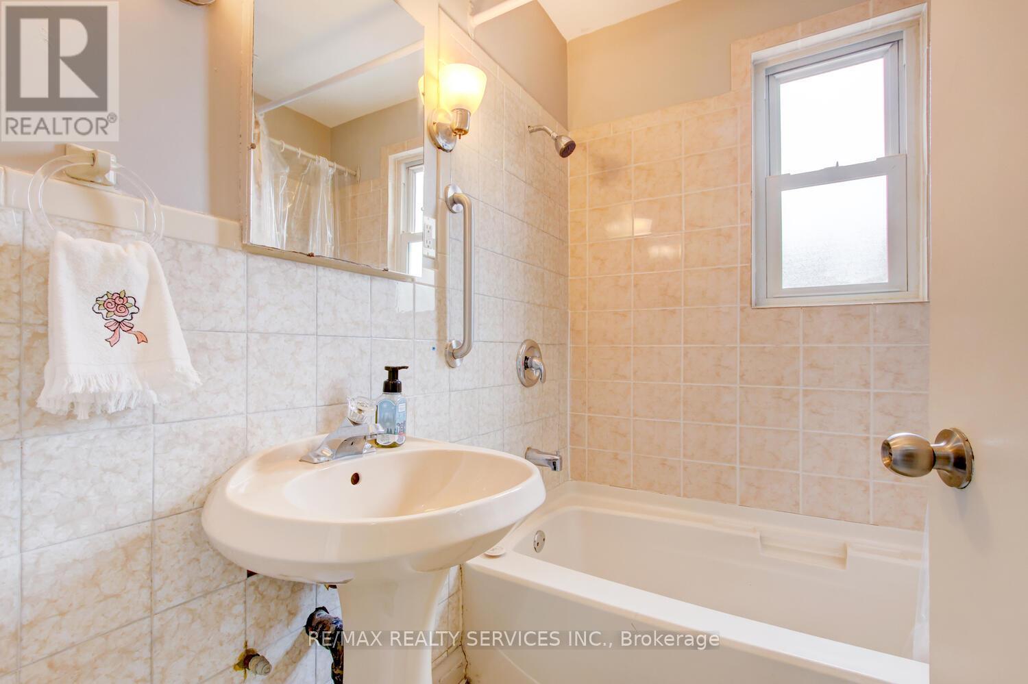 29 Woodward Avenue, Brampton, Ontario  L6V 1K2 - Photo 18 - W12346900