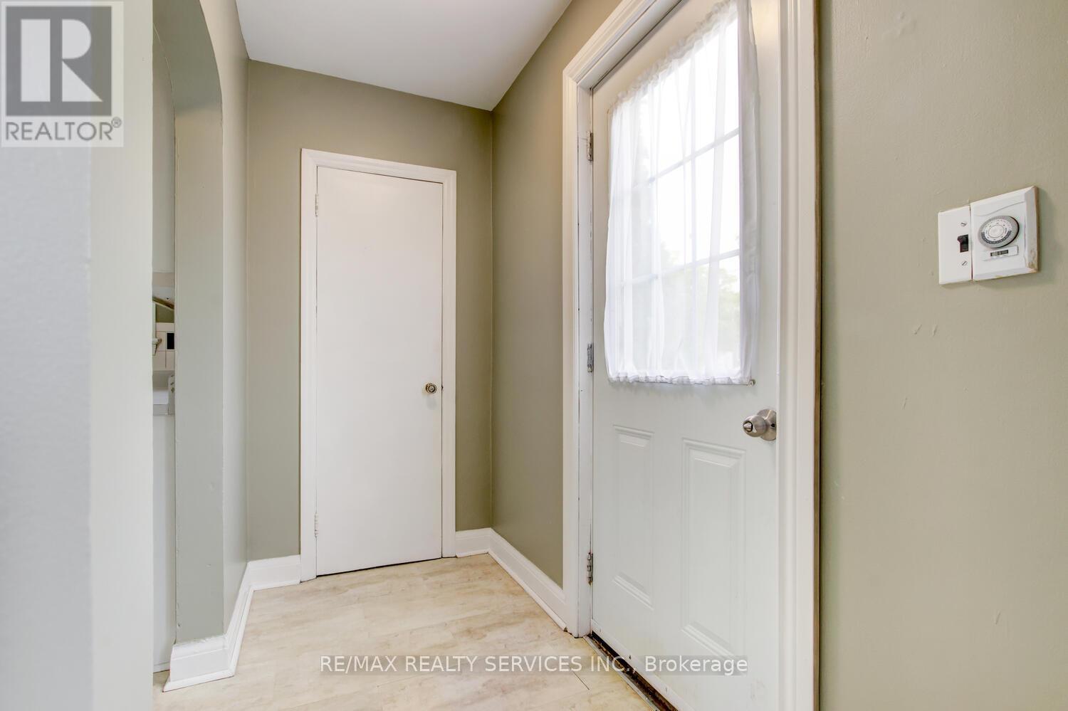 29 Woodward Avenue, Brampton, Ontario  L6V 1K2 - Photo 2 - W12346900